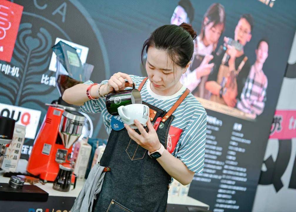 一场视觉的盛宴评委拉花表演赛评委发表讲话谭明辉老师吴博老师曾伟静