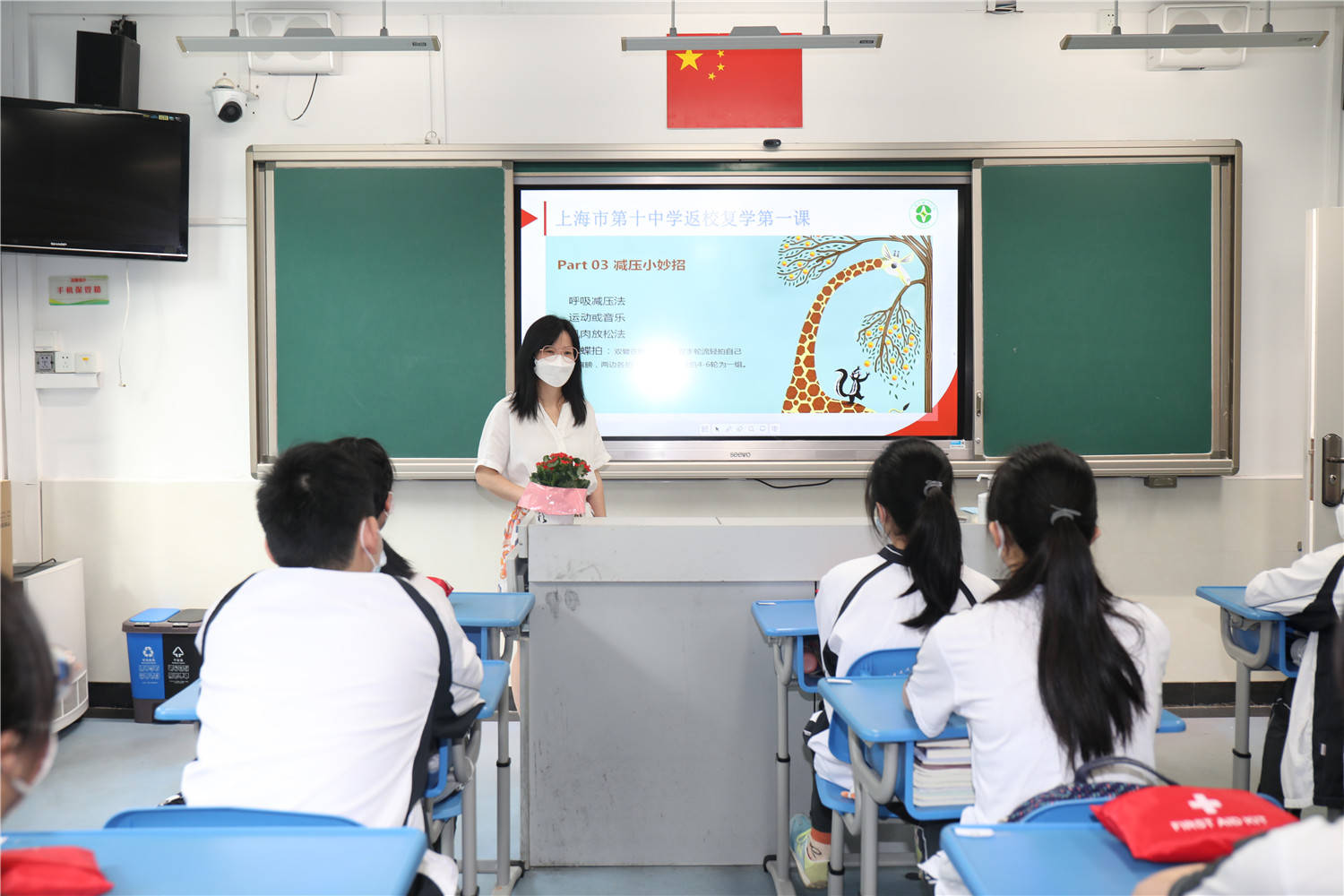 初夏校园重现勃勃生机上海高二高三学生今天复学师生们的双向奔赴有趣