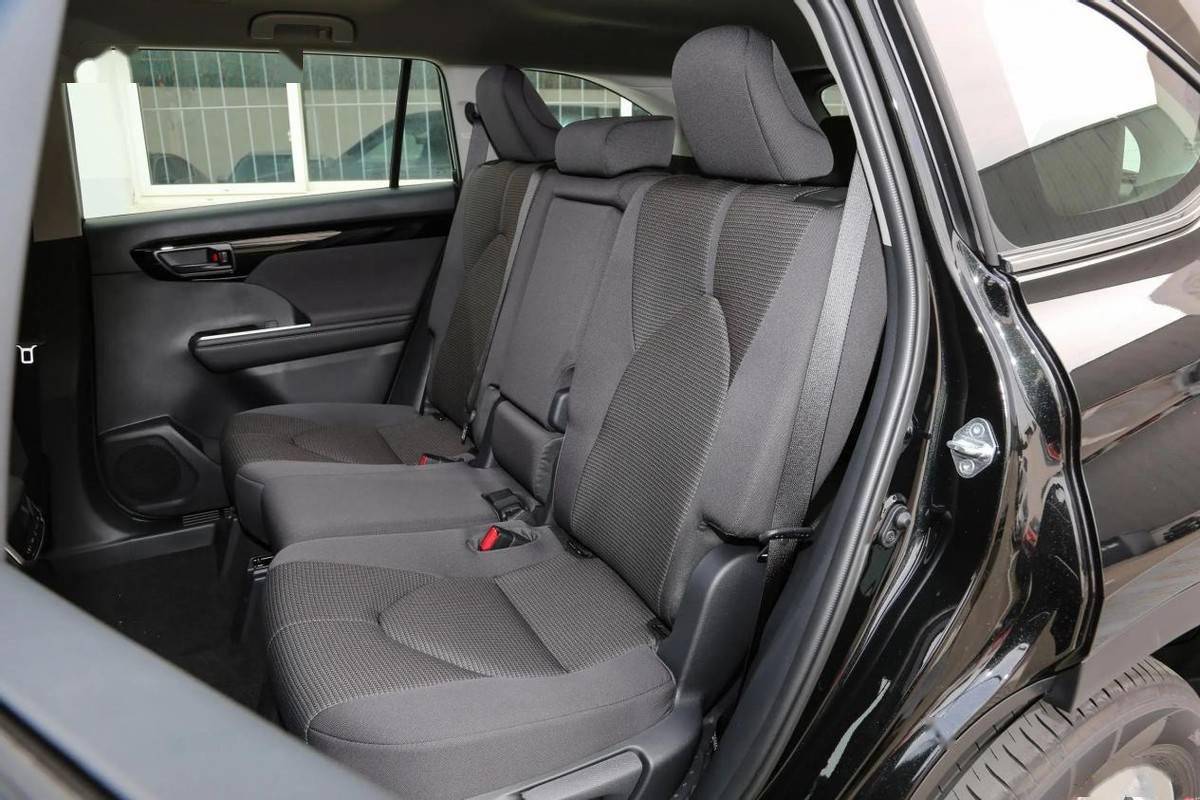 保持前排座椅位置,体验者进入汉兰达第二排,此时其头部空间余量为两指