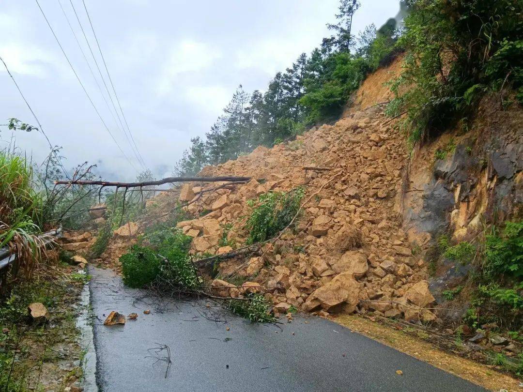 泰顺交通最美橙色路上影雨天塌方抢通行