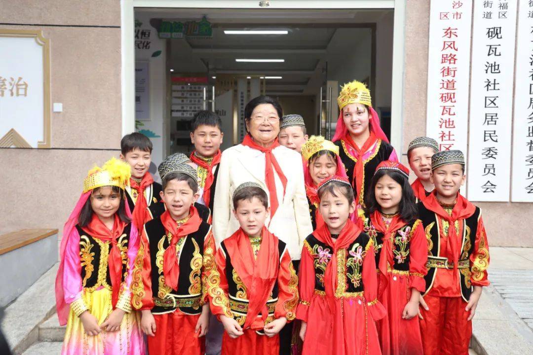 中国关工委主任顾秀莲调研湖南关心下一代工作_少年儿童_教育_社区