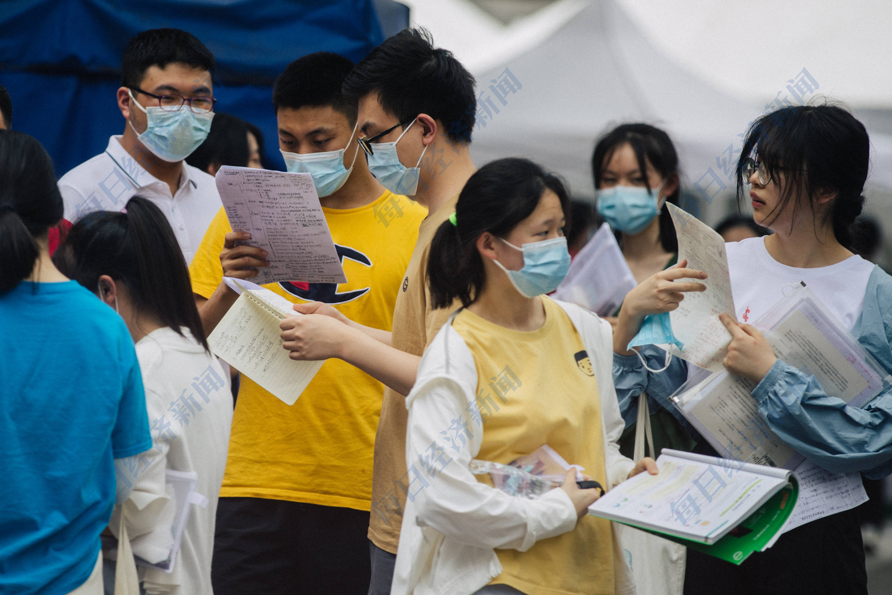 高考图集|成都:入场前考生相互握手打气_家长_考场_考点
