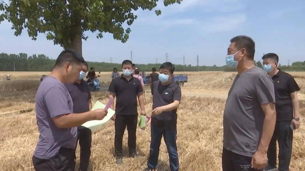 张国伟一行首先来到邢台南高速口,查看了收割机绿色通道落实情况,随后