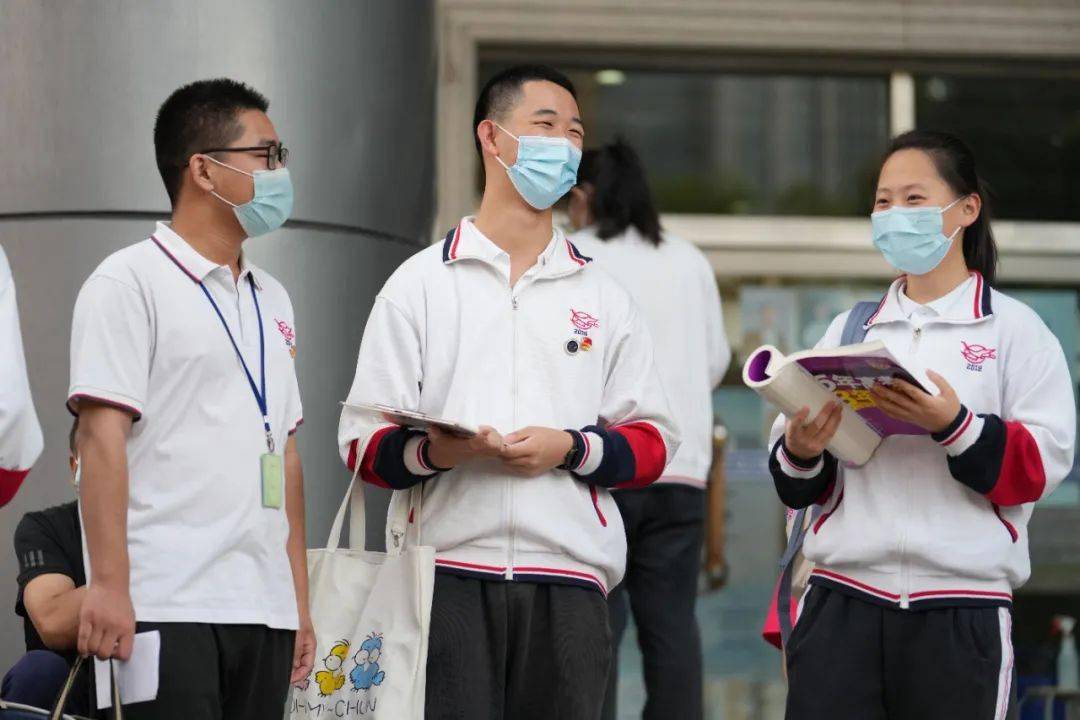 新華社記者 鞠煥宗 攝6月7日,考生在貴陽市烏當中學考點和送考老師