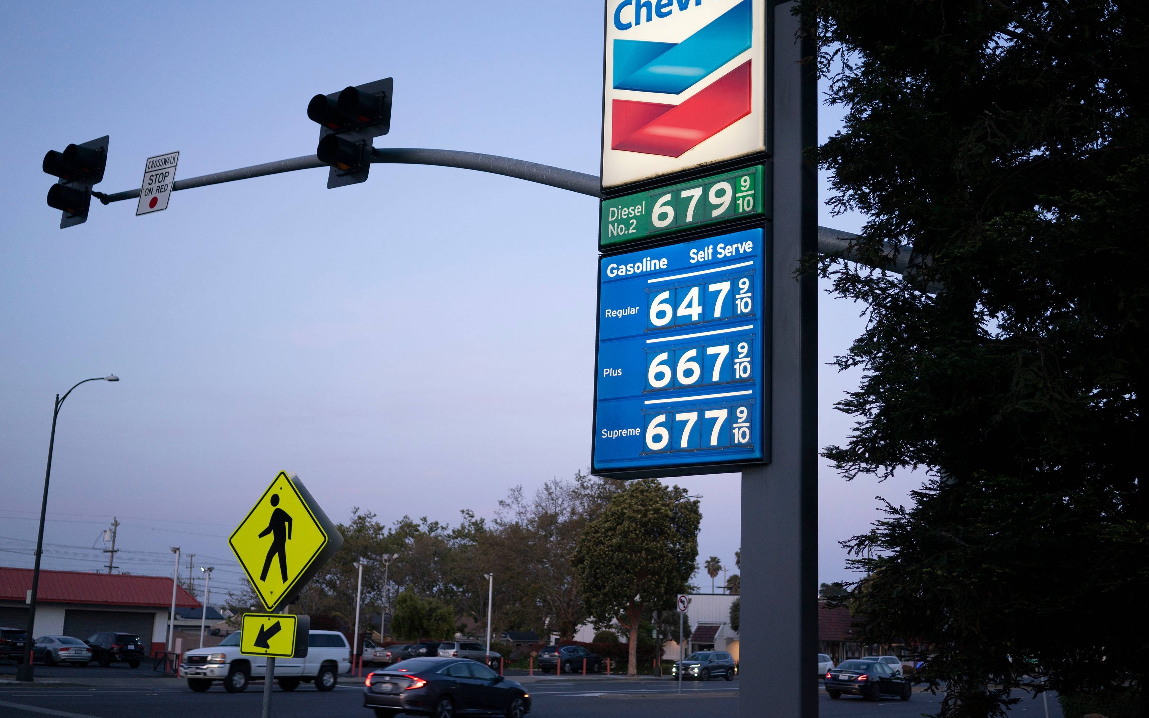 高油价威胁民主党选票，拜登向“宿敌”低了头| 京酿馆_搜狐网