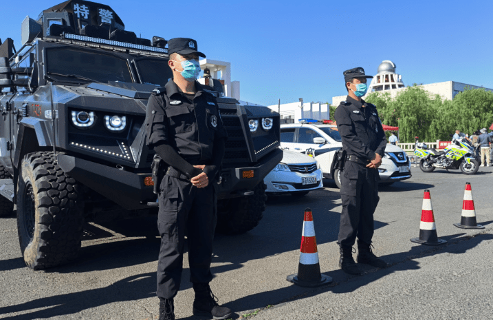 市公安局巡特警支队的特警队员们炎炎烈日下在考点护航高考▲6月7日