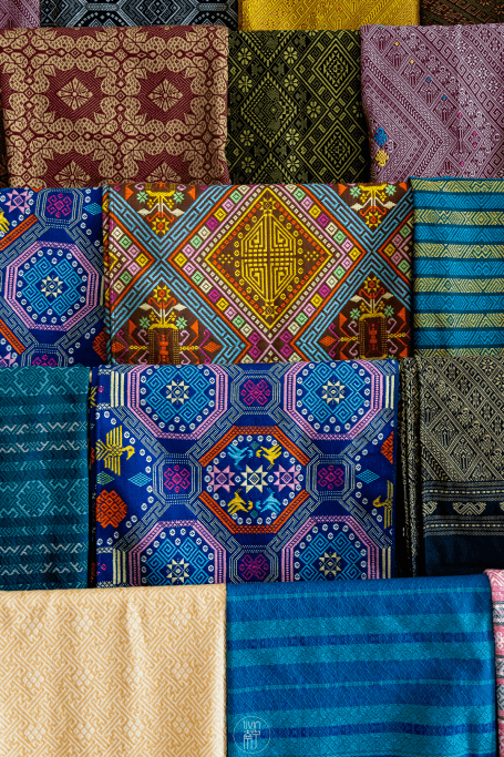 广西织锦种类繁多,包含侗锦,瑶锦,苗锦等等.