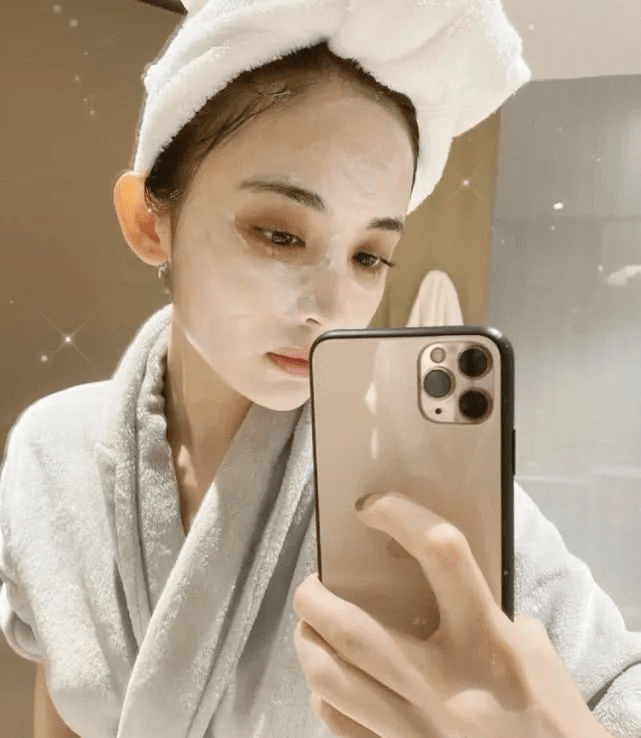 古力娜扎晒护肤自拍睡前依旧不忘做精致小女生