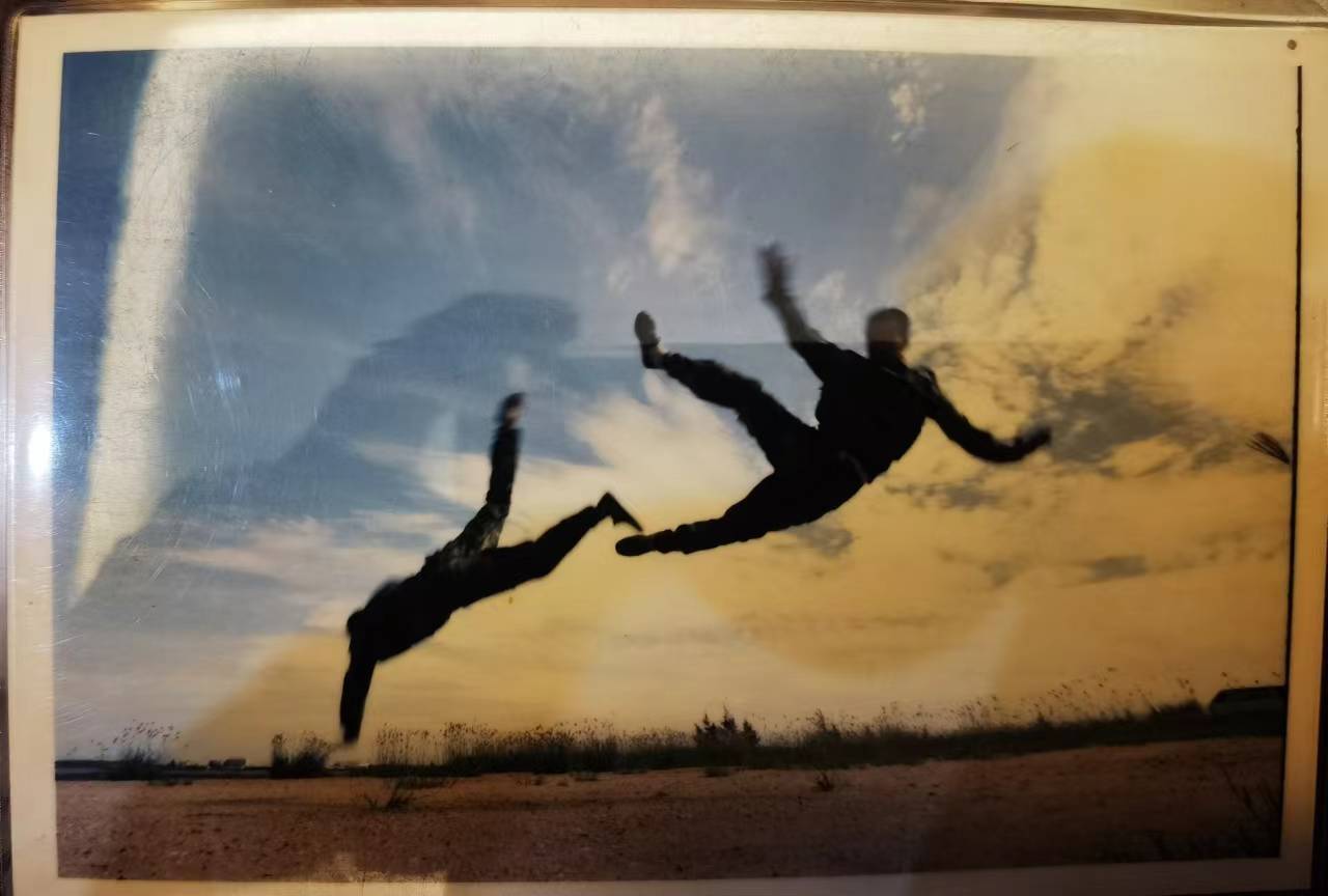 在部队时,杨勇与班长做军事动作跃起侧倒.