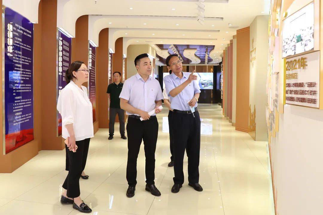 开班式后,凌人枫还参观了焦煤教育培训基地展览室.文/图 张云鹏