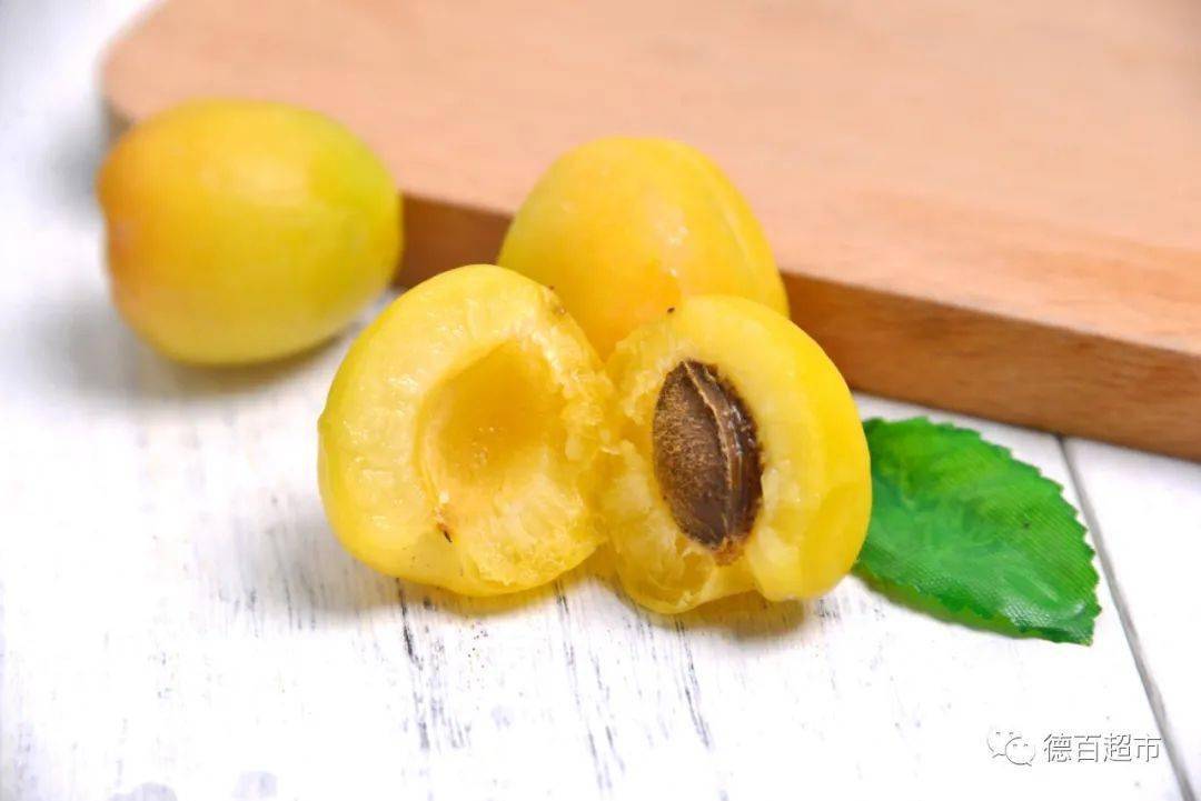 新疆小白杏,个头小巧,颜色金黄,蜜甜,软糯,清爽恰到好处