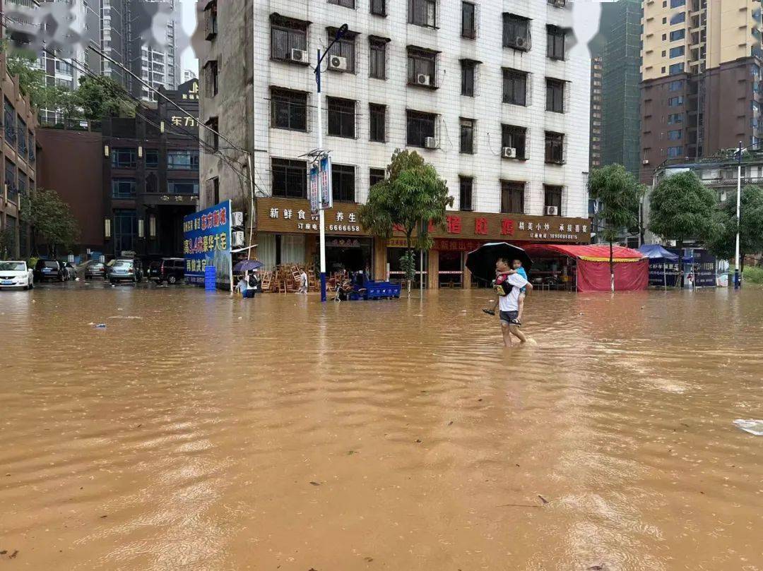 高州强降暴雨5小时东门岭顶水浸最严重多台车多间商铺被浸