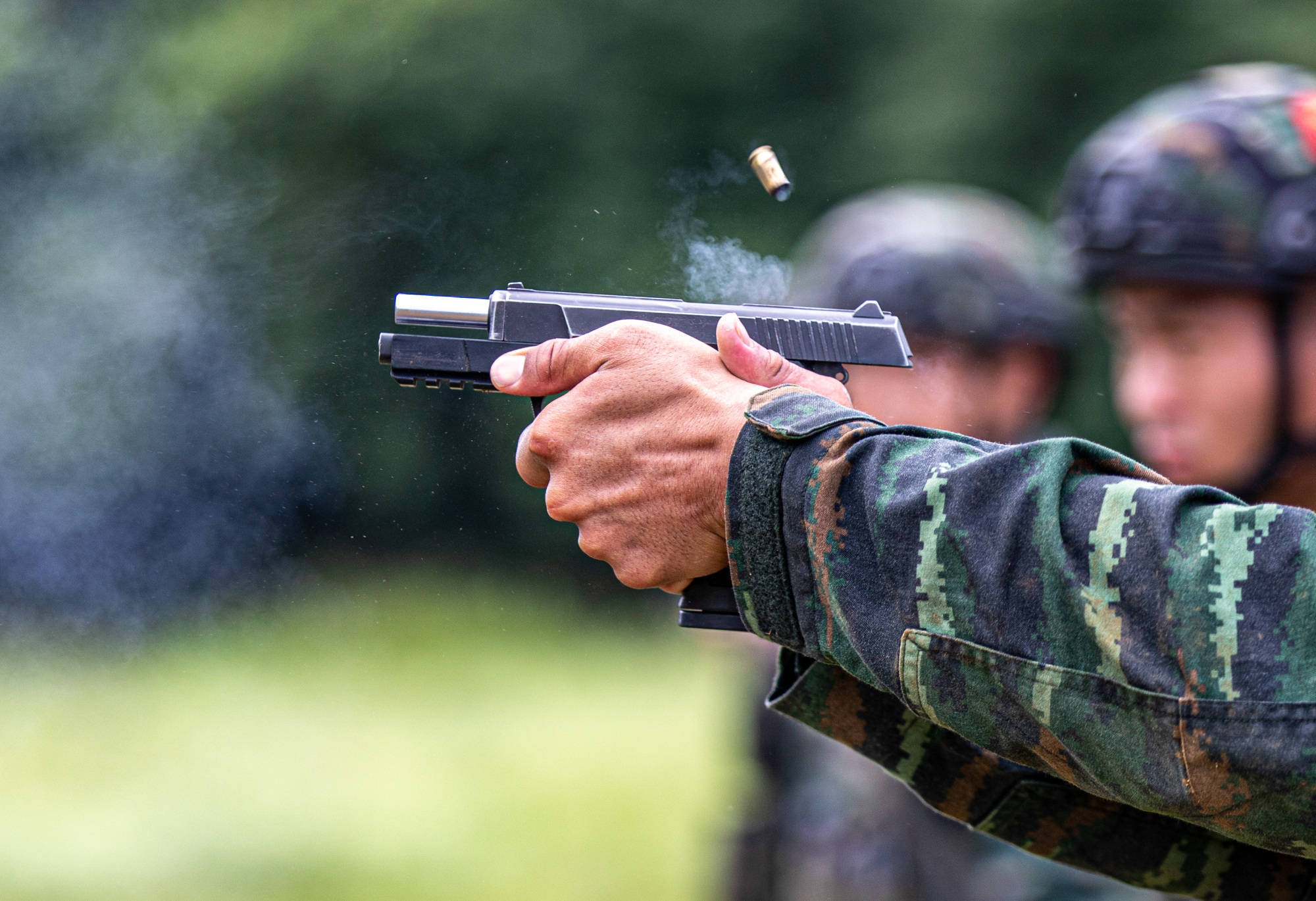 武警广西总队崇左支队组织特战分队展开实弹射击训练