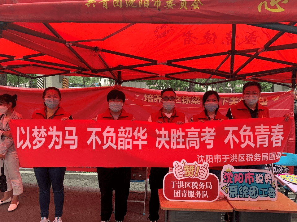 稅務局5名志願者在杏壇中學集結完畢後,第一時間搭建帳篷,擺放礦泉水