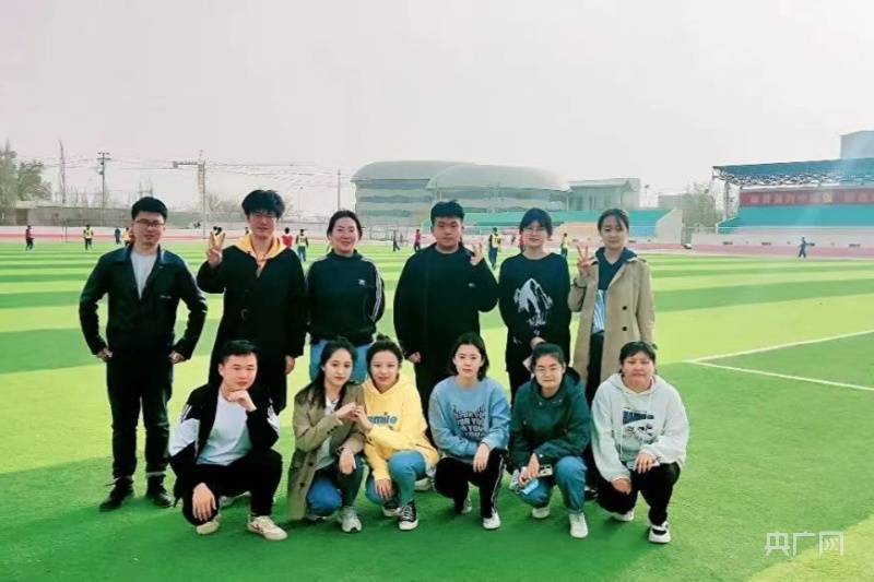 邢台学院12名实习学生刚来若羌在若羌县中学操场合影 (央广网发
