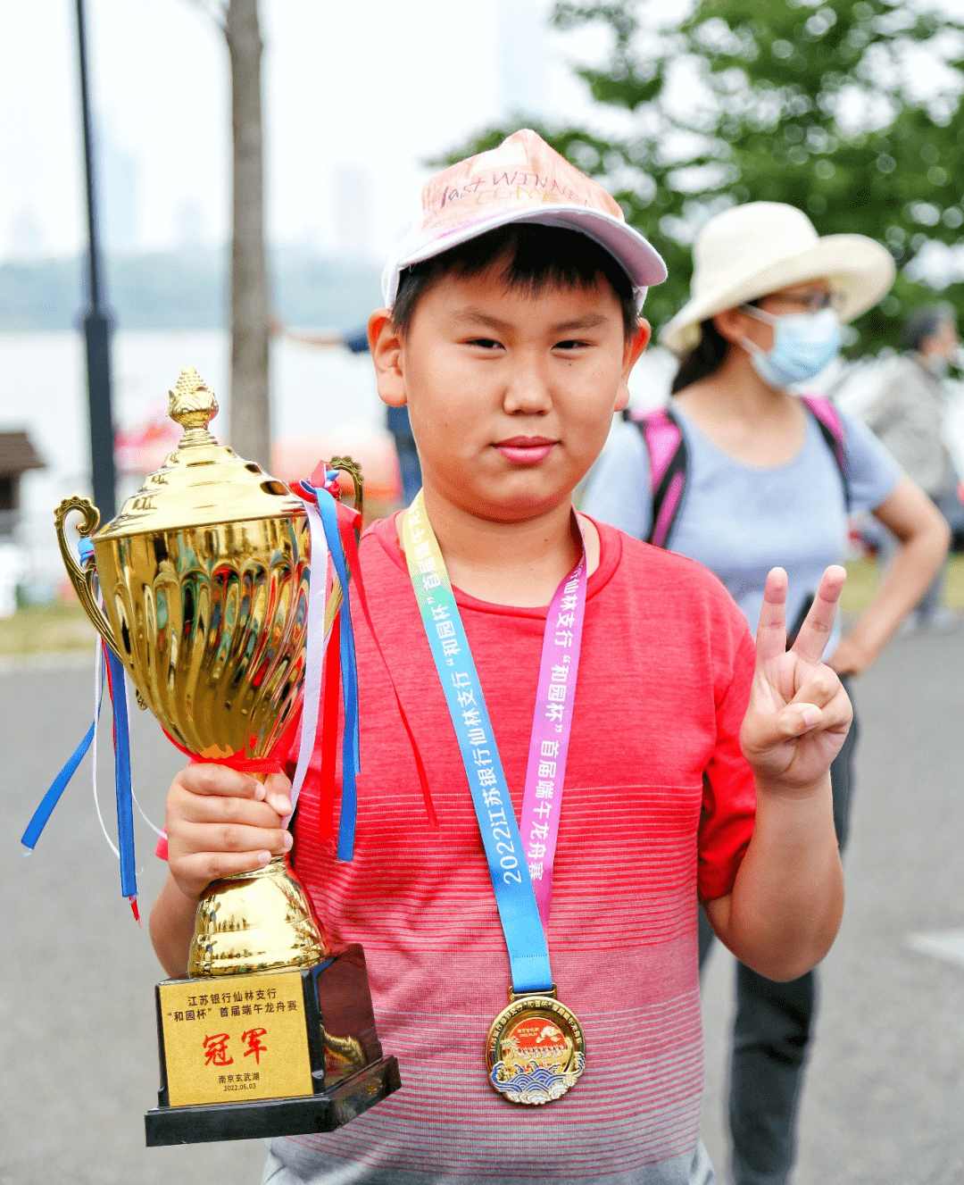 龙舟竞渡扬碧波金小少年展新颜