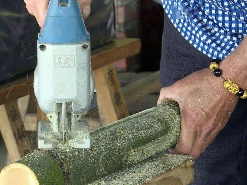 备菜,生火,爆炒……邹志坤把新鲜的食材拌炒后,装进新鲜打磨过的竹筒