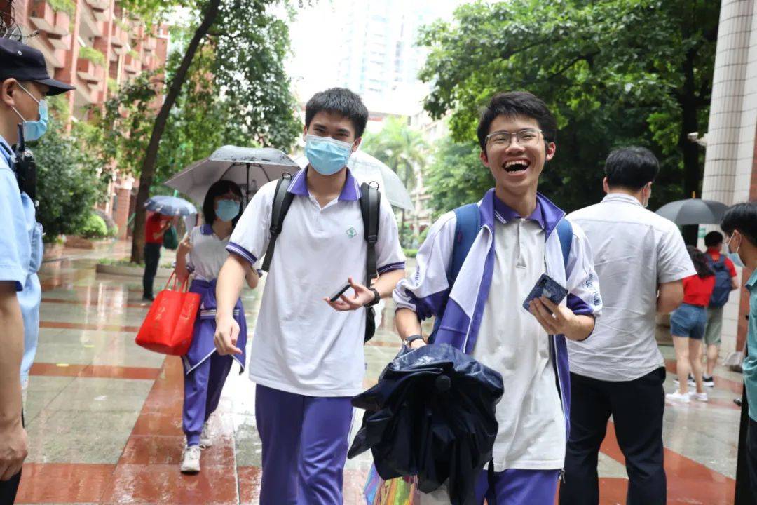 放飞高考结束后有人翻跟头出来有人拉横幅庆祝