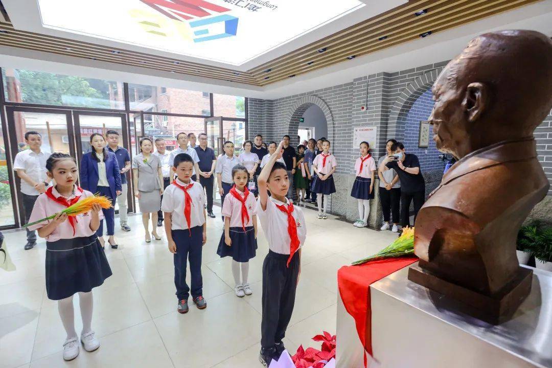 做一粒好种子袁隆平院士铜像在龙门浩隆平小学落成