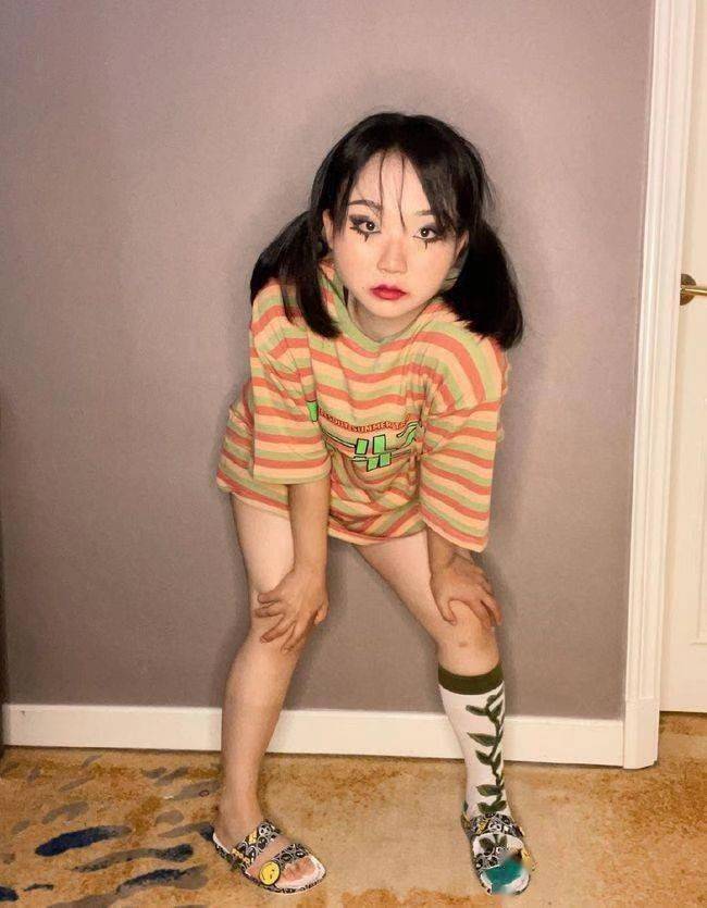 辣目洋子看着不像124斤,穿宽松t恤颇显时髦,就是小粗腿有些出戏_身材