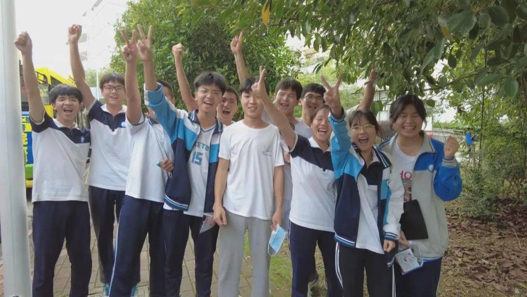 5:10,来宾市第四中学学生黎启邦是第一个走出来宾高级中学考场的考生.