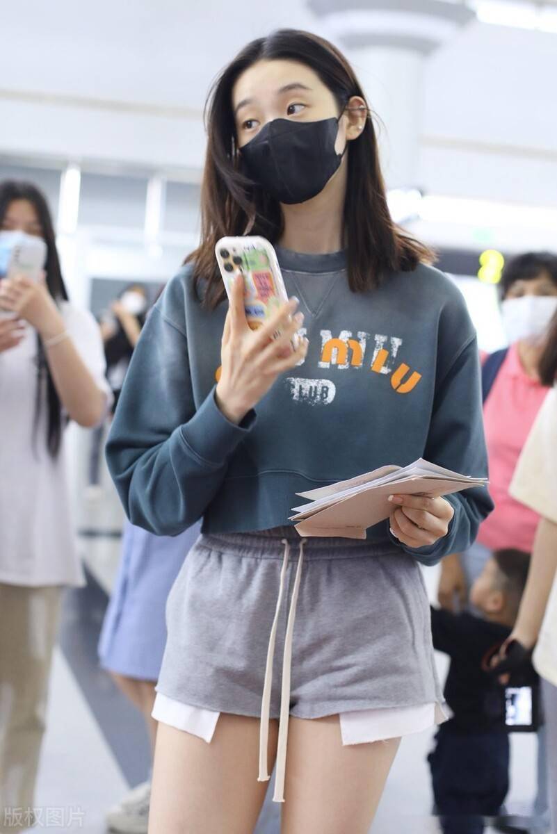 街拍张艺凡字母印花卫衣白色运动鞋青春洋溢