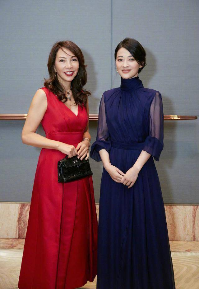 梅婷跟素人合影被碾压,不是不够漂亮,反而太瘦了脸没胶原蛋白