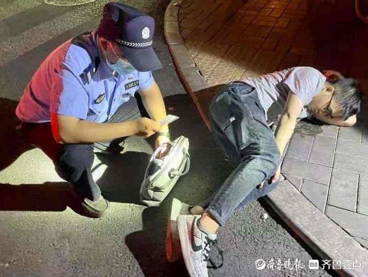 深夜济南一男子躺在马路上不省人事，咋回事？李众张国桐包和 1041