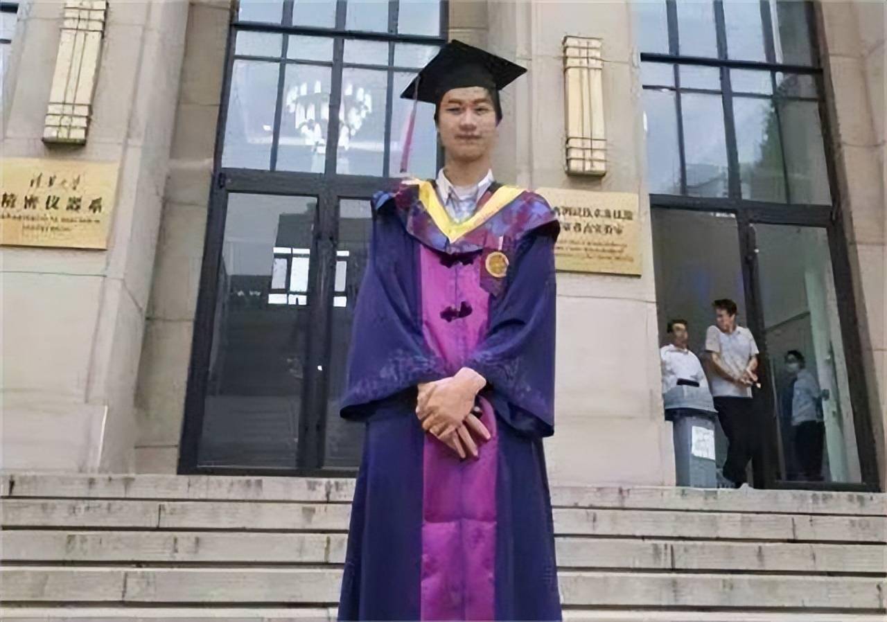 2017年河北高考状元庞众望父母双残捡过破烂以744分考上清华