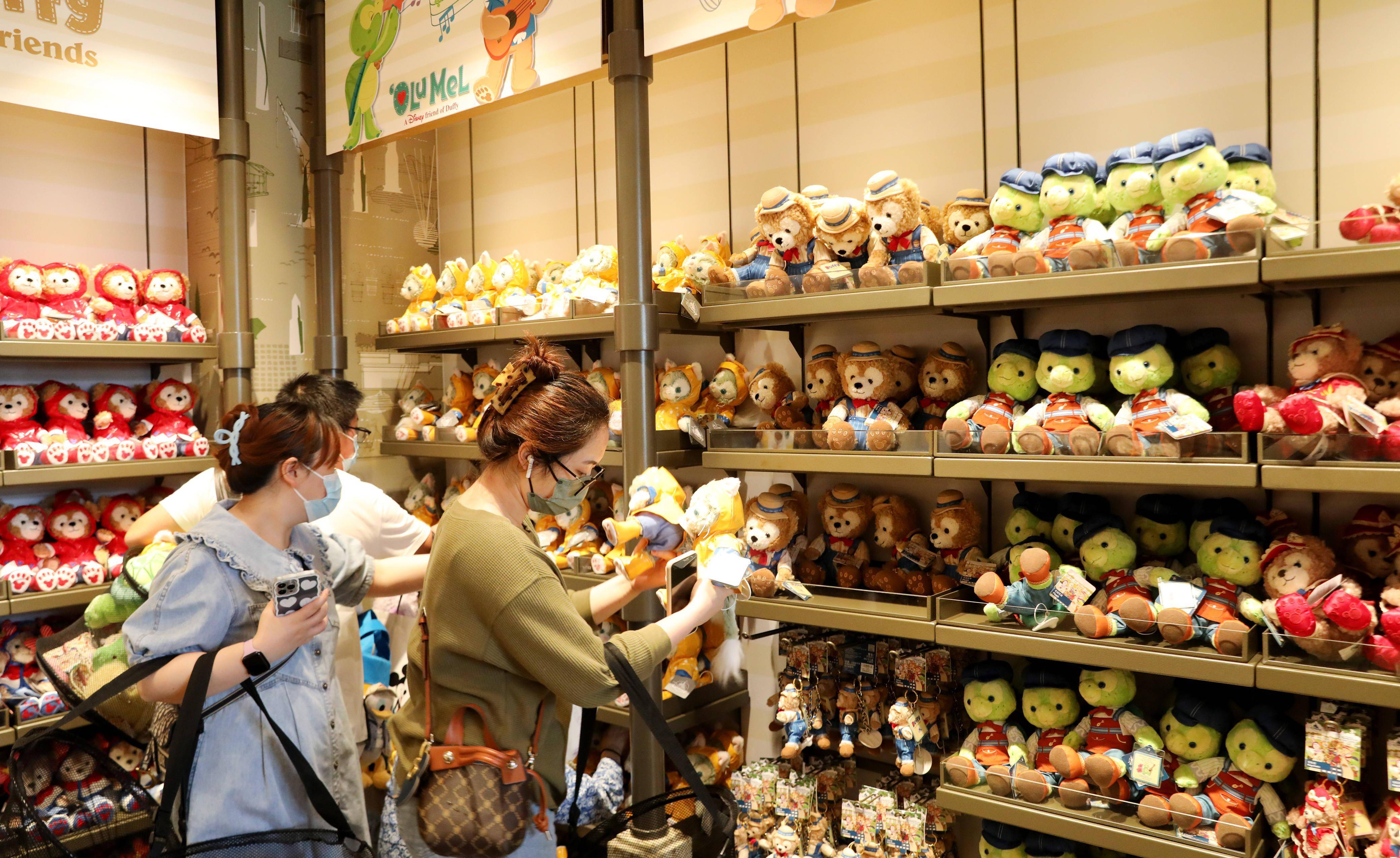 游客在迪士尼世界商店内选购玩偶