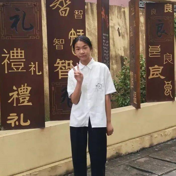 邱梦雨,女,2006年1月出生,九寨沟县中学高二8班学生.