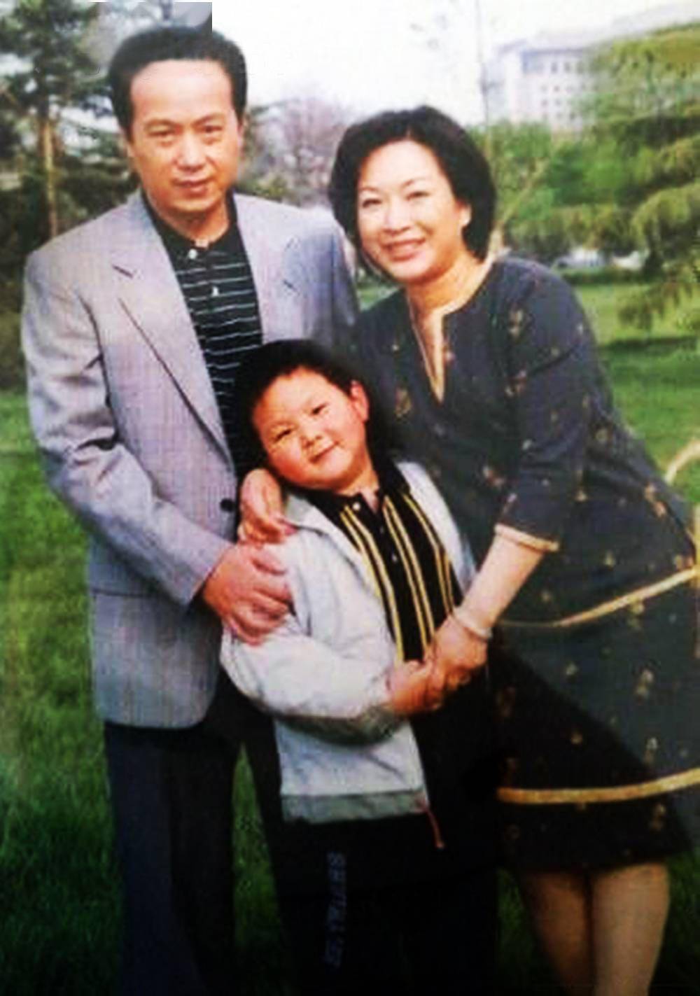 看见妻子为了整个家做出如此巨大的牺牲,罗京很是感动,发誓要让家人过