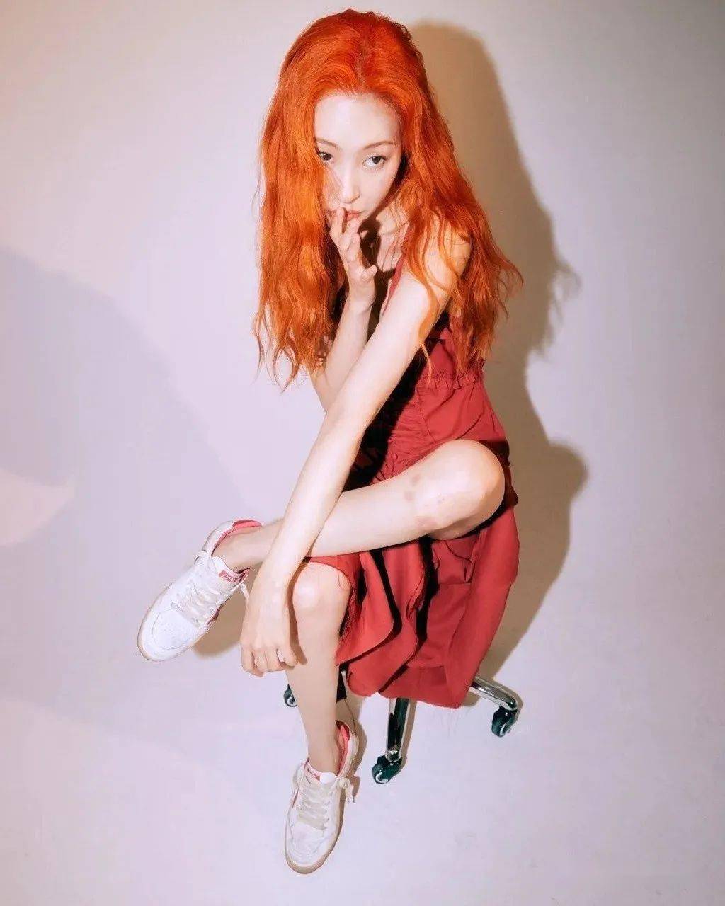 橙发无袖连衣裙的"惊艳",宣美秀出纤细苗条身材,散发性感魅力_韩团小