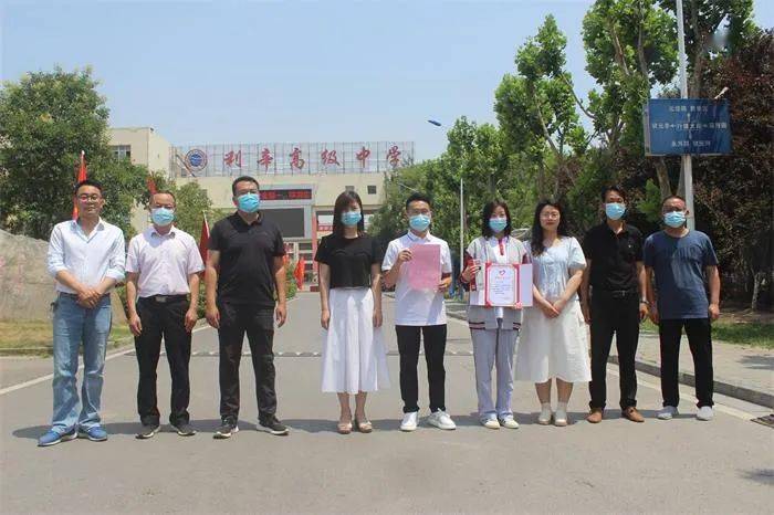 6月9日,利辛高级中学党委书记潘化鹏,校长窦小琨接到城关镇文州社区
