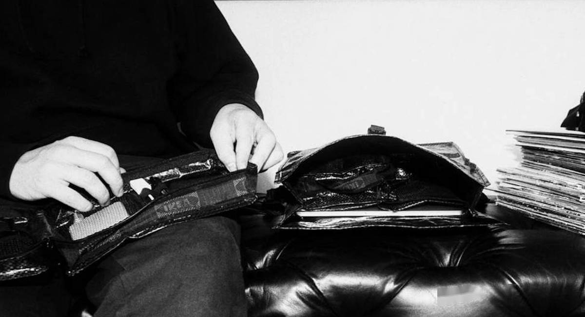 不止蓝黄 logo 变黑,人手一个的宜家蓝袋子(frakta 包),也变黑了.