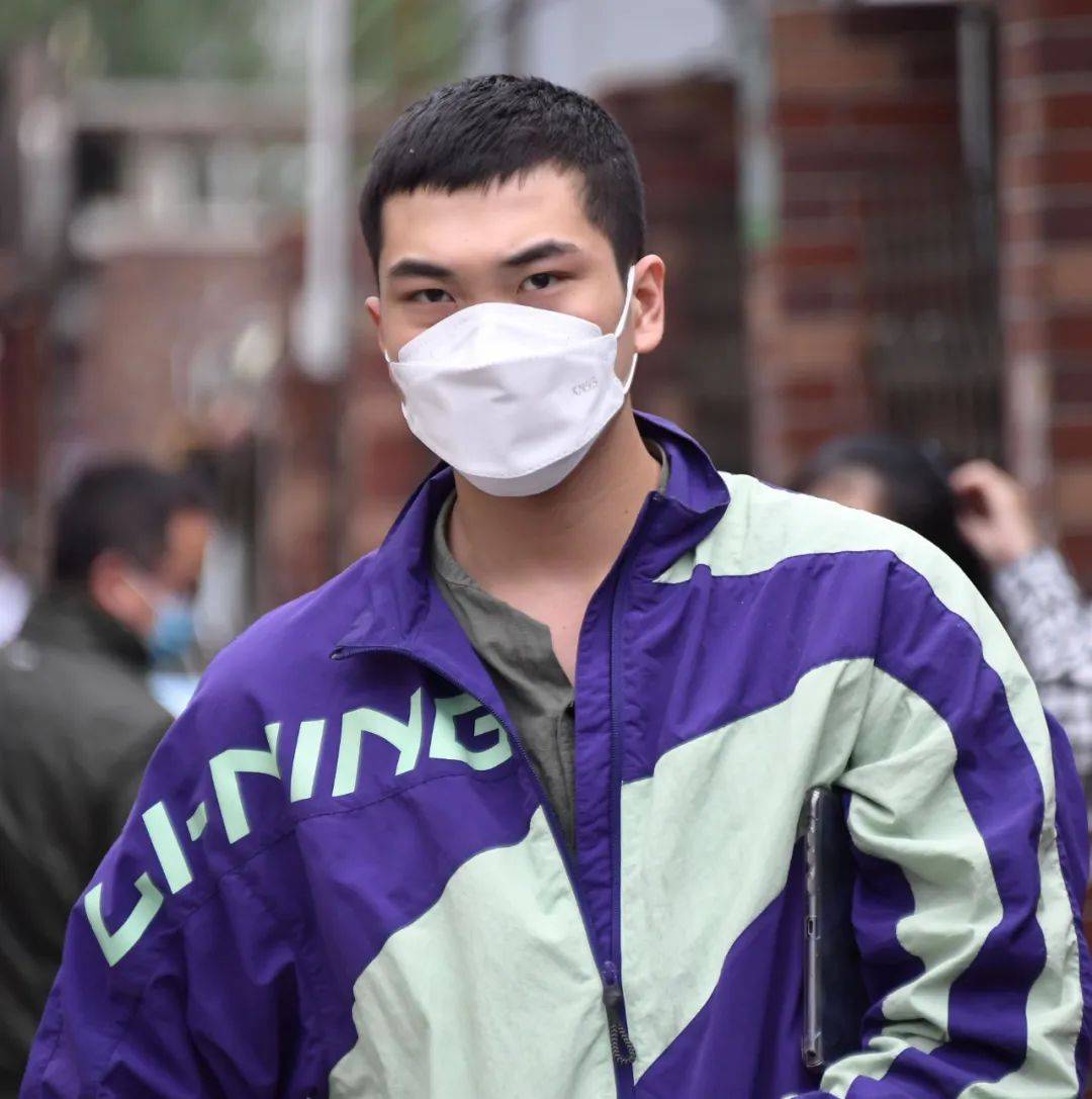 骑送餐车参加高考这个外卖小哥真帅