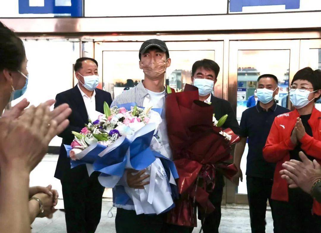 欢迎武大靖回"佳"_佳木斯_机场_杜士傲