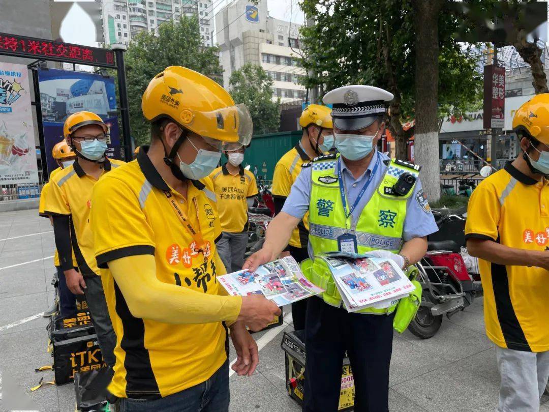 前天当荆州交警走近美团骑手