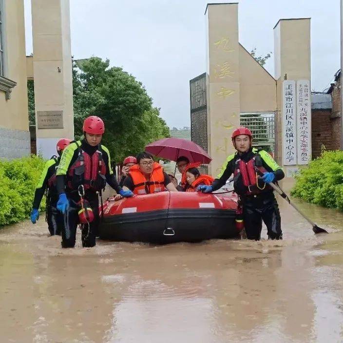 接连暴雨，风雨中他们奋战在防汛抢险救援一线积水进行人员 6684