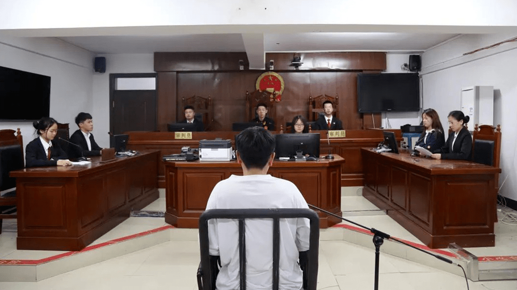 模拟法庭现场据了解,本次模拟法庭模拟一起校园暴力事件.