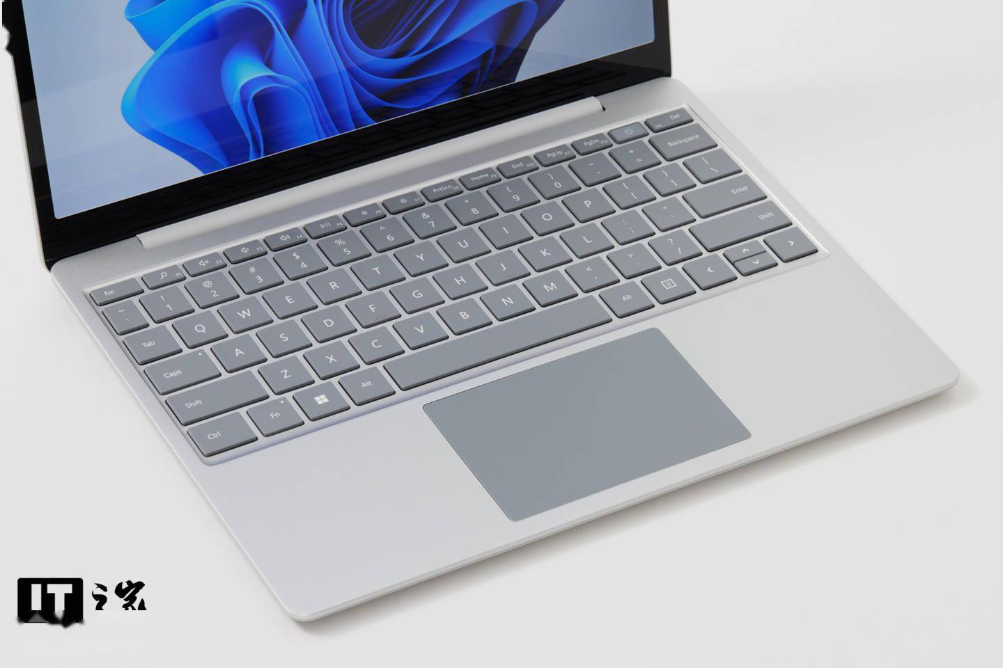 【it之家开箱】微软 surface laptop go 2 亮铂金图赏