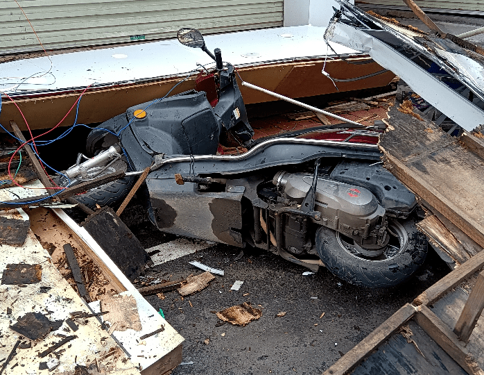 河源旺业路一商铺招牌脱落砸中摩托车