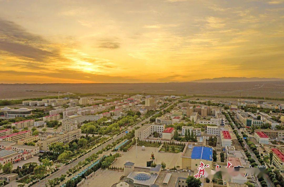 6月8日,塞上明珠阿克塞县城在蓝天白云,绿树鲜花的装扮下,处处风光