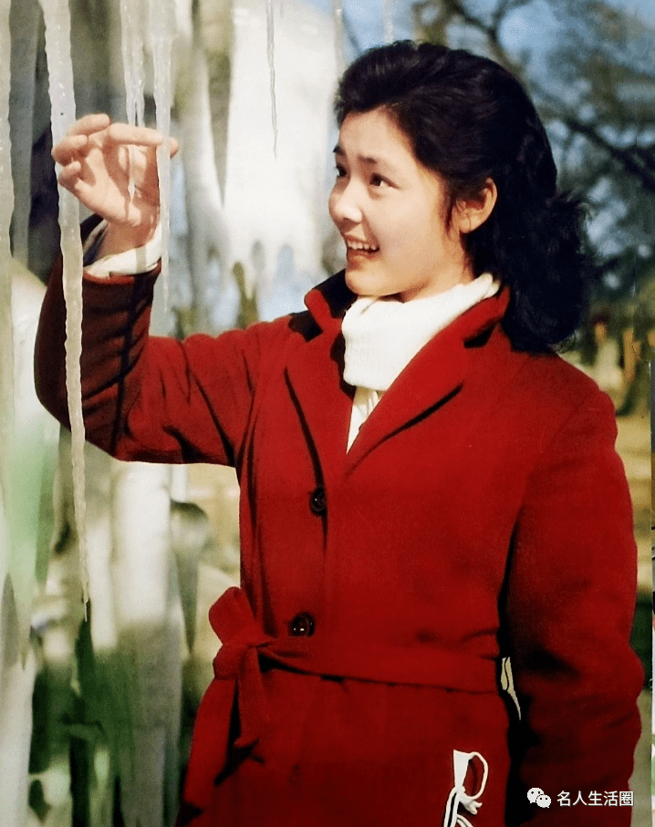 名人轶事68岁红牡丹姜黎黎晒与丈夫近照两人恩爱45年令人羡慕