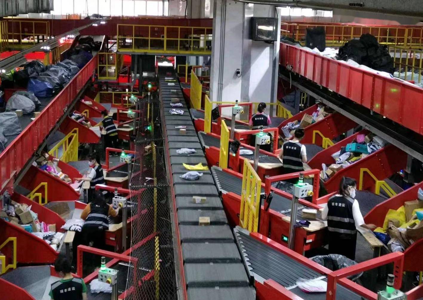 在位于华南路555号的顺丰华新分拣中心,一辆辆卡车驶入中转站闸口有序