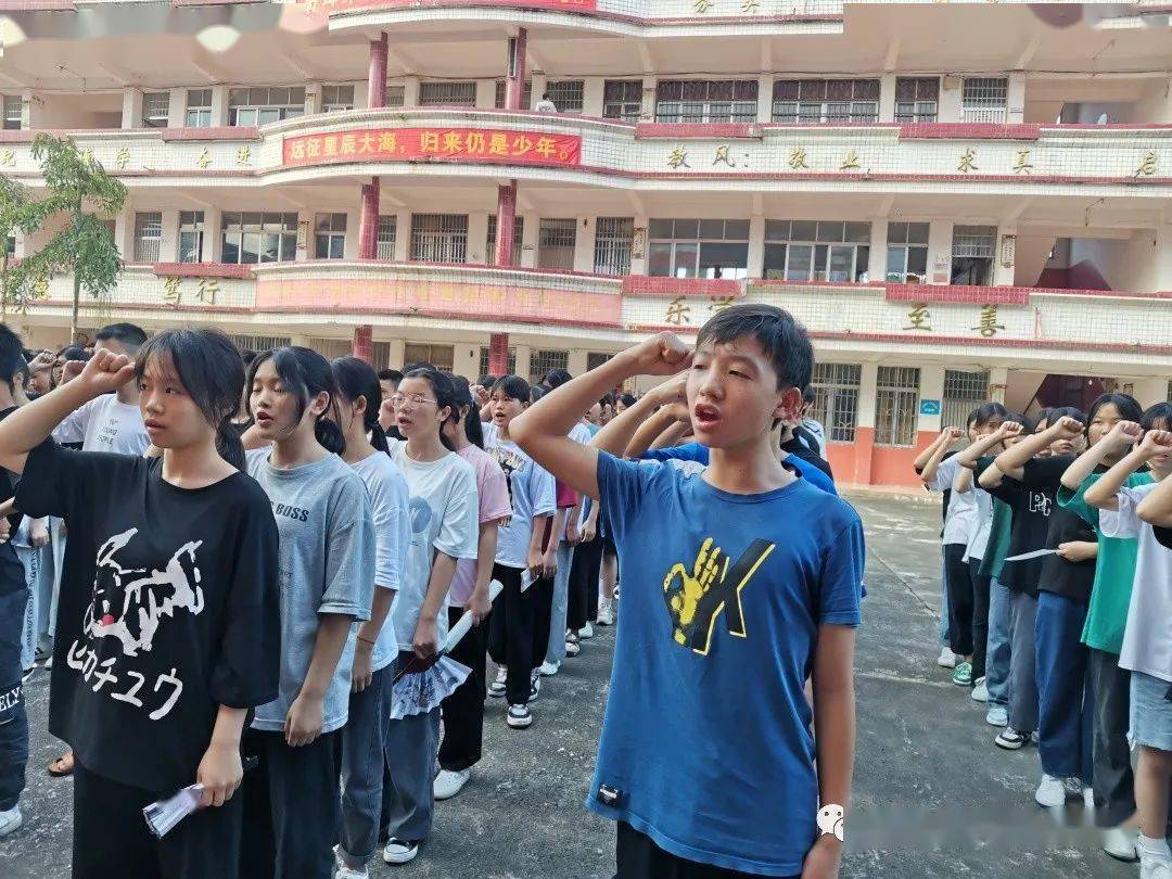 太平镇第四初级中学开展拒绝毒品签名活动