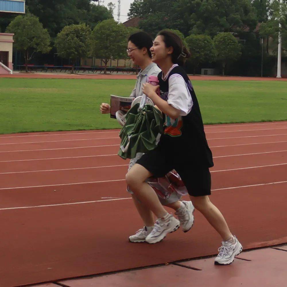 花式送考爱心护航一组图回顾常德市二中的送考故事