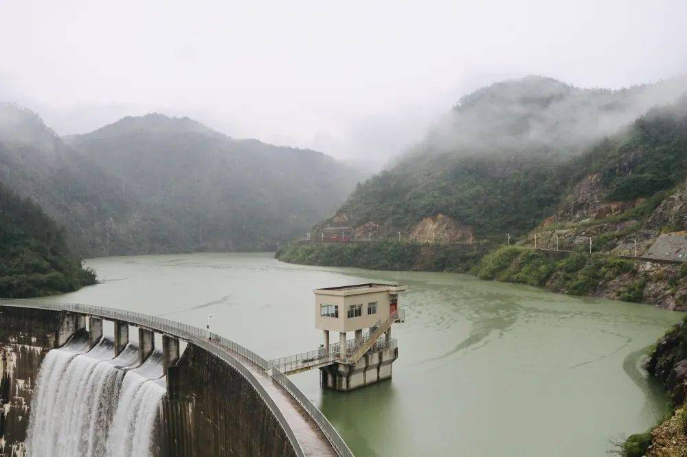 強降雨來襲,八峰水庫滿庫溢洪_洛江區_值班_水位