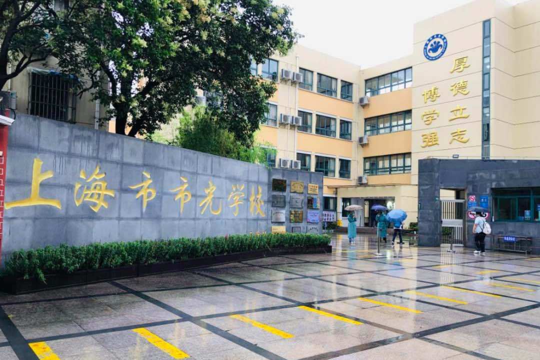 陆续有初三年级学生,在上海市市光学校门口早上7点半,全力疏导校园