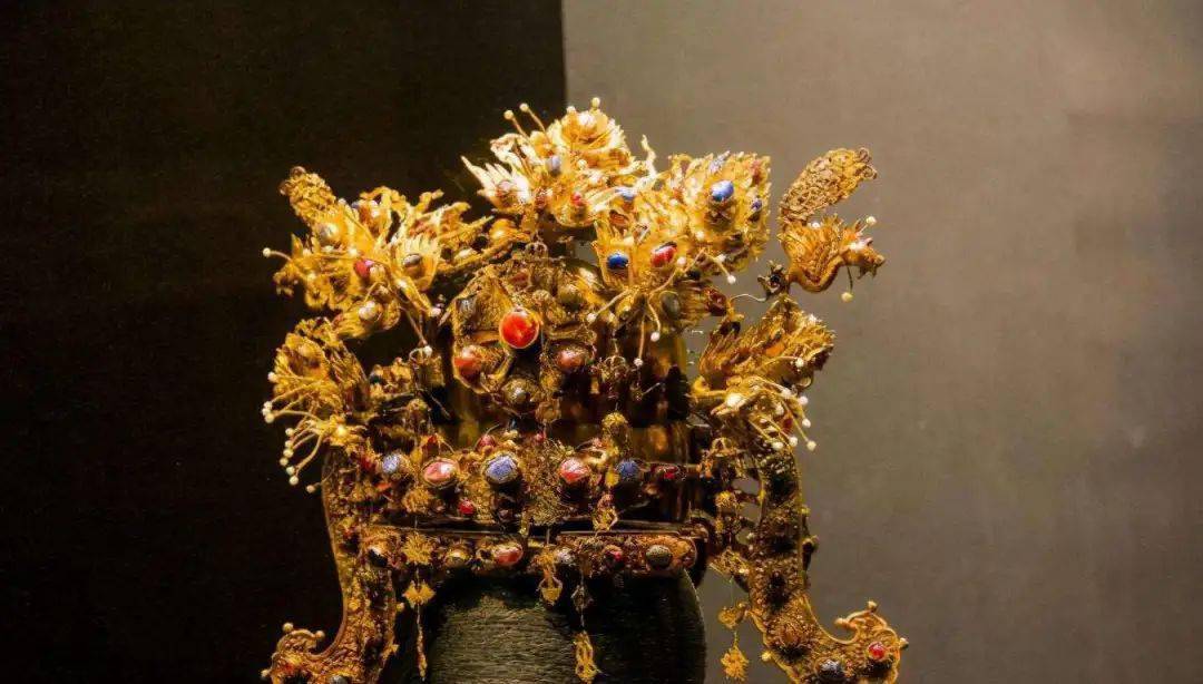 再从种类上细分,冠子又可分为龙凤冠,珠冠,花冠,角冠,团冠,山口冠,垂